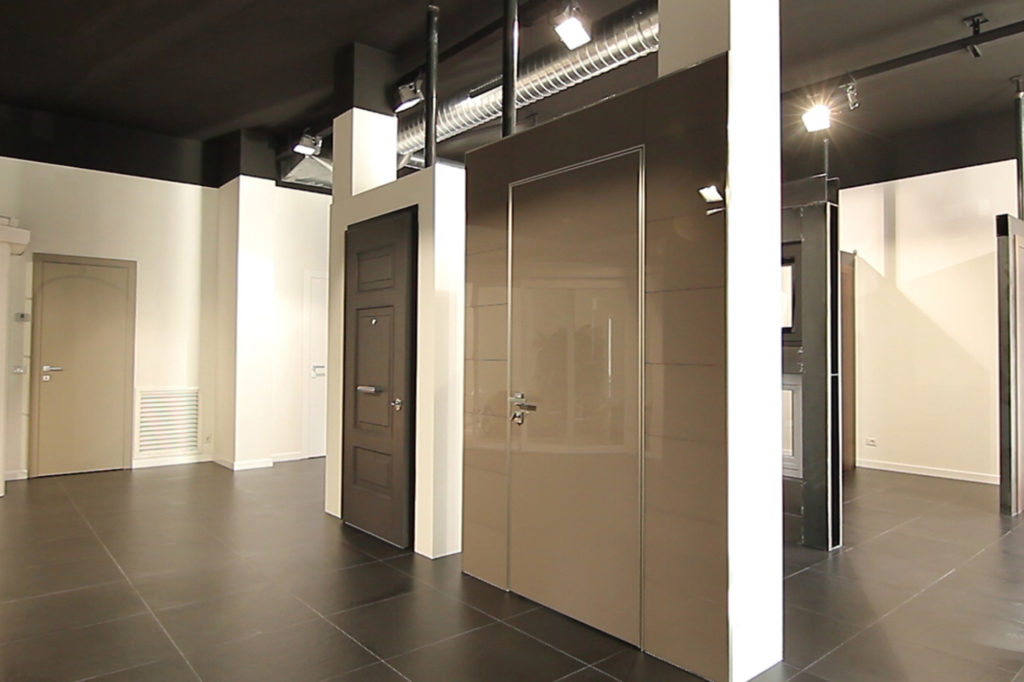 Interno dello showroom Dughera Serramenti di Borgomanero (NO)